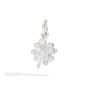 Ciondolo quadrifoglio in oro bianco 18K con 13 diamanti bianchi, dettaglio brillantezza e design elegante.